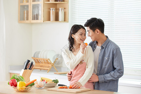 年轻夫妻在厨房甜蜜互动图片