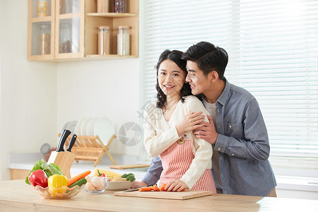 年轻情侣厨房一起备菜图片
