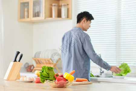 年轻男士在厨房洗菜背影图片