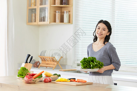 妈妈做的菜年轻女士在厨房备菜背景