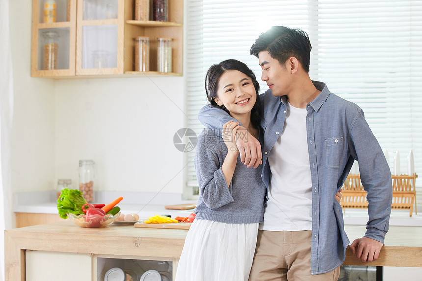 年轻恩爱夫妻在厨房图片