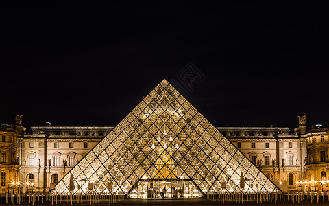 卢浮宫金字塔夜景法国巴黎卢浮宫夜景背景