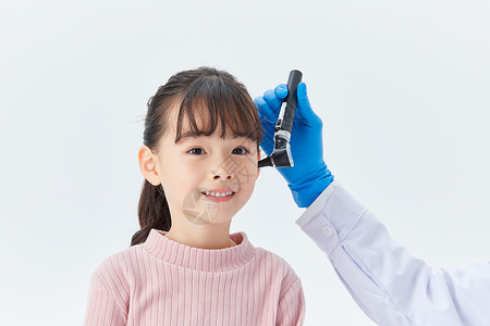 耳鼻喉科医生给小女孩检查耳道背景