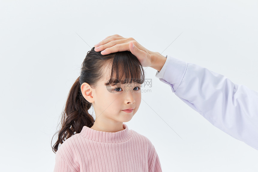 医生给小女孩测试额头温度图片