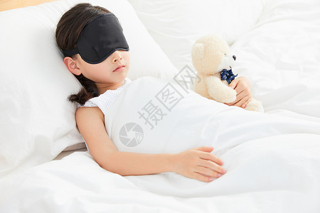 戴眼罩睡觉小女孩躺在床上戴眼罩睡午觉背景