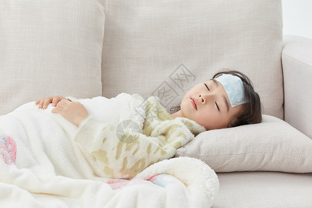 儿童感冒贴小女孩高烧躺在沙发上休息背景