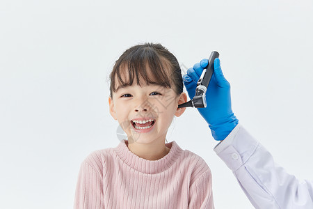 耳鼻喉检查医生给小女孩检查耳道背景