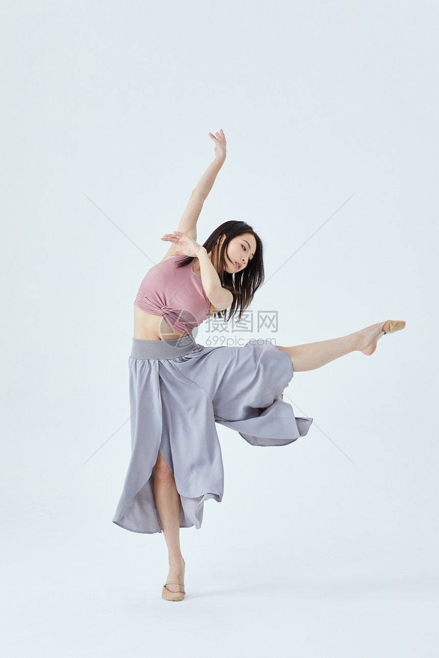 年轻美女现代舞动作图片