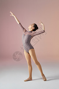 年轻美女艺术体操动作展示背景图片