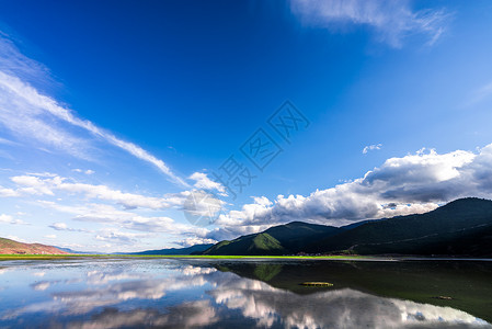 纳帕海草原湖畔背景图片