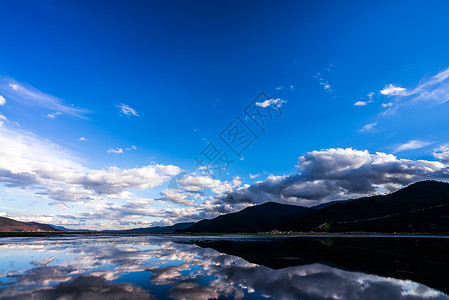 纳帕海草原湖畔背景图片
