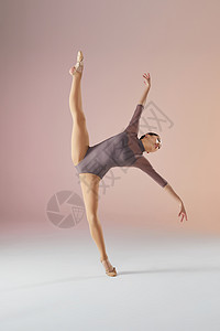 年轻女士高难度舞蹈动作背景图片