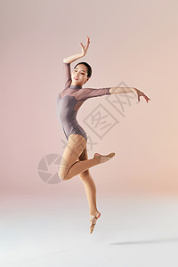 年轻女运动员艺术体操跳跃动作背景图片