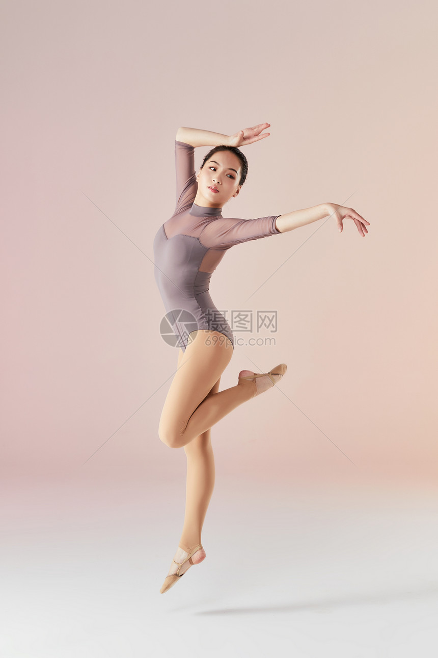 年轻女运动员艺术体操跳跃动作图片