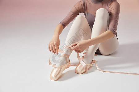 年轻美女绑芭蕾舞鞋图片