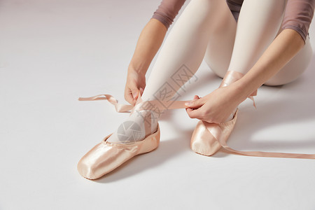 年轻美女系芭蕾舞鞋背景图片