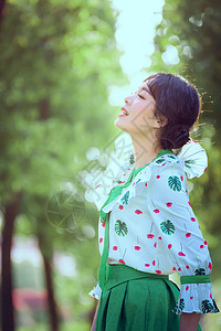 美女植物春天踏青的女孩背景