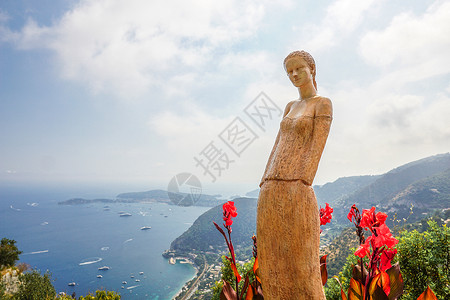 夏季尼斯埃兹小镇峡湾仙女雕塑及全景背景