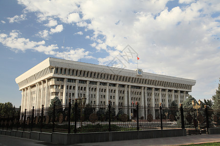阿拉套广场吉尔吉斯斯坦比什凯克总统府背景