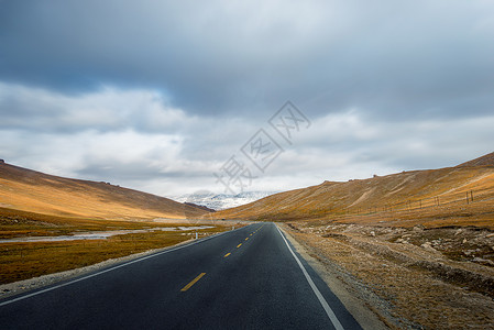 新疆和静县道公路背景