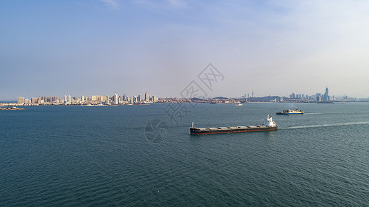 远洋货轮驶向港口码头高清图片