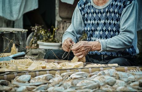乡村农家传统手工劳作晒春笋食材图片