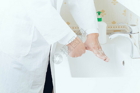 一手抓疫情七步洗手法（5）一手握另一手大拇指旋转揉搓交换进行背景