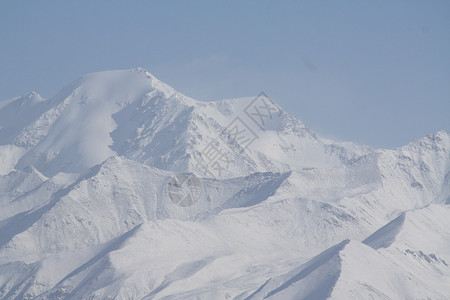 北方雪山自然风光背景图片