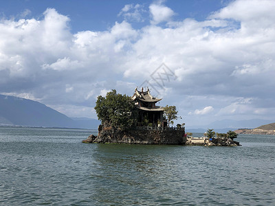 苍山洱海下的小普陀寺背景图片