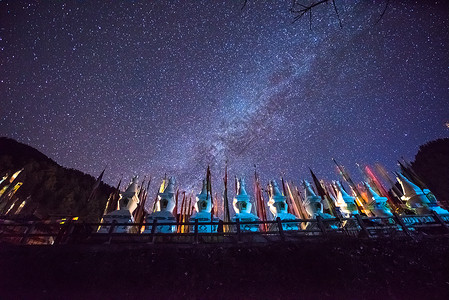 西藏夜晚的星空背景图片