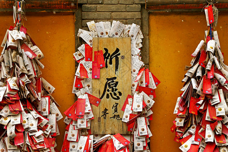 西安兴善寺祈愿牌雪景高清图片