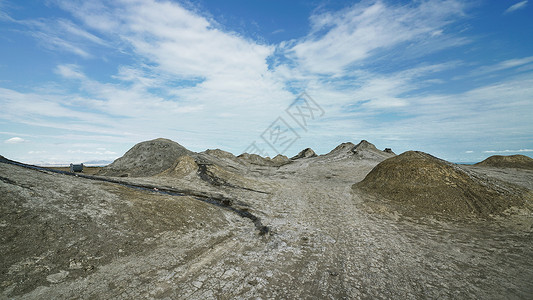 阿塞拜疆首都巴库土丘道路背景图片