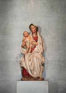 法国巴黎卢浮宫博物馆的雕塑《圣母玛利亚》背景