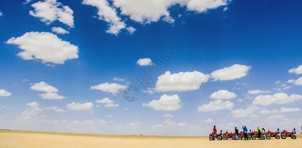 越野骑行水上雅丹沙漠背景
