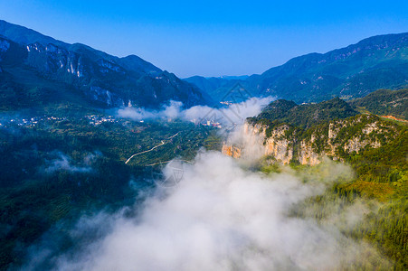 山谷中的云雾背景图片