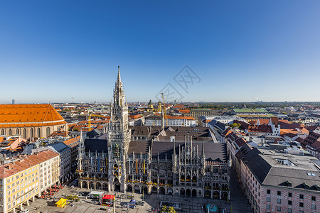 俯瞰德国慕尼市政厅与玛利恩广场高清图片