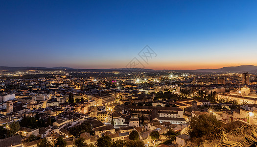 西班牙格拉纳达城市夜景图片
