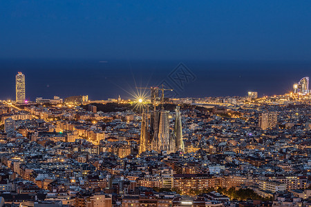 西班牙巴塞罗那俯拍圣家堂夜景高清图片