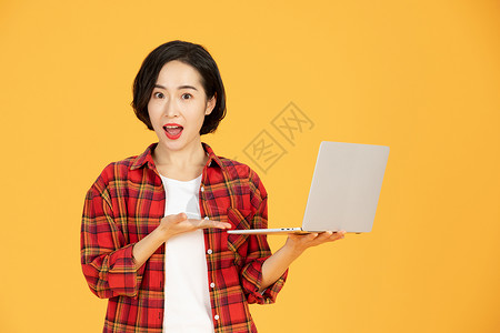 青年女性用笔记本电脑网购图片