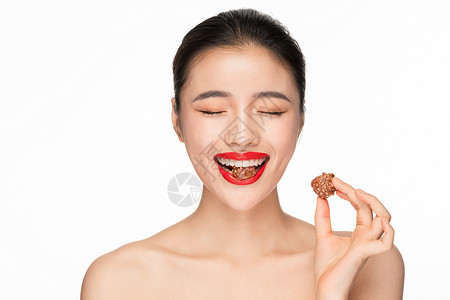 美女吃巧克力图片