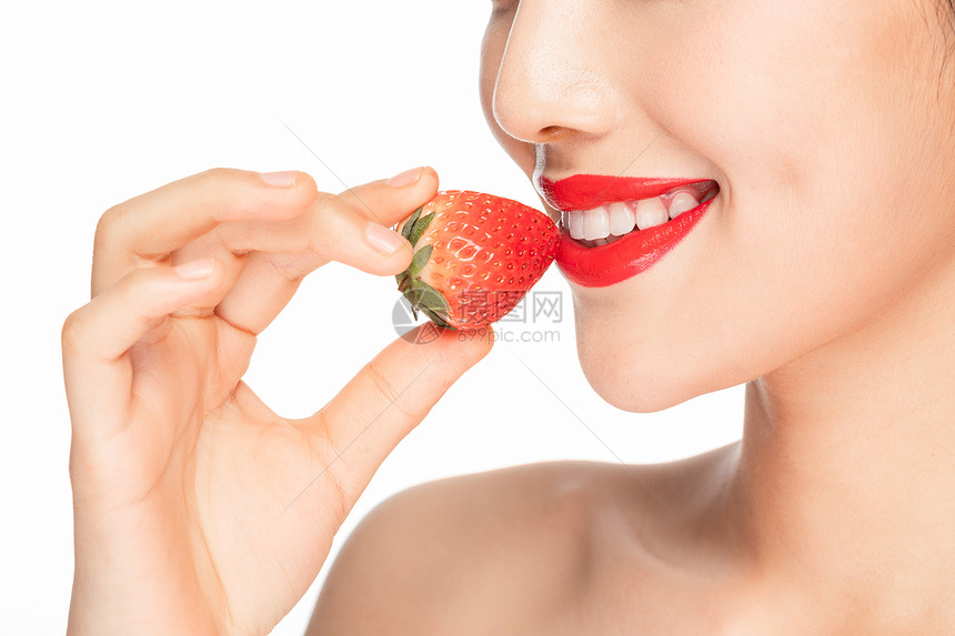 时尚美女吃草莓局部特写图片