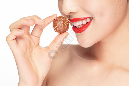 女性吃巧克力嘴部特写背景