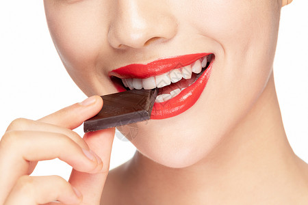 红唇特写女性吃巧克力嘴部特写背景
