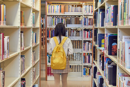 寻找经营女学生在图书馆书架找书背影背景