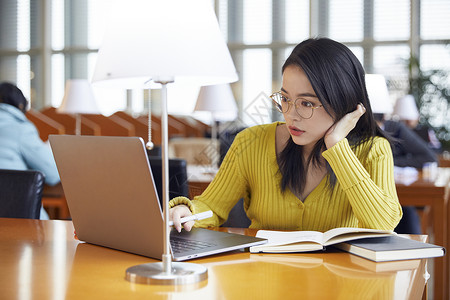 女学生学习年轻的女学生高清图片