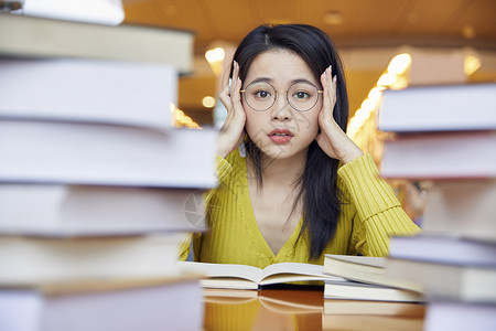 女学生学习压力大图片