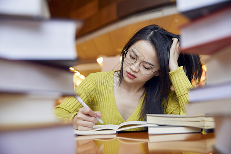 压力大女性女学生学习压力大背景