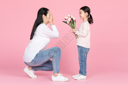 母亲节女儿送妈妈郁金香花朵高清图片