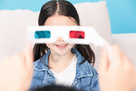 教育3d妈妈给女儿戴3D眼镜背景