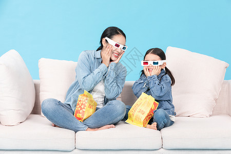 亲子电影母女居家看3D电影吃爆米花背景